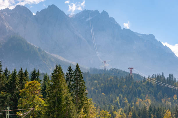 cumbre zugspitze en garmisch-partenkirchen, alemania - zugspitze mountain snow cross shape cross fotografías e imágenes de stock