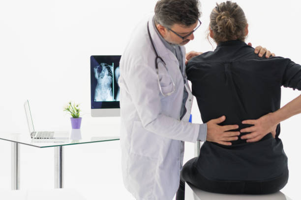 physical doctor consulenza con il paziente su problemi alla schiena fisioterapia - back rear view pain backache foto e immagini stock