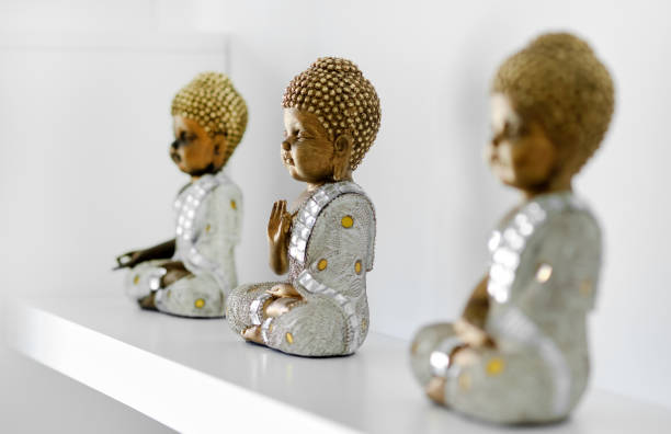 棚の上の仏の人形 - statue traditional culture symbol buddhism ストックフォトと画像