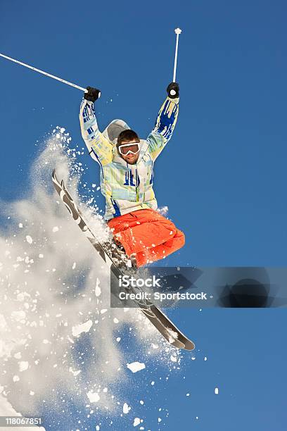 Лыжница Делает Прыжок — стоковые фотографии и другие картинки 20-29 лет - 20-29 лет, В воздухе, Вертикальный