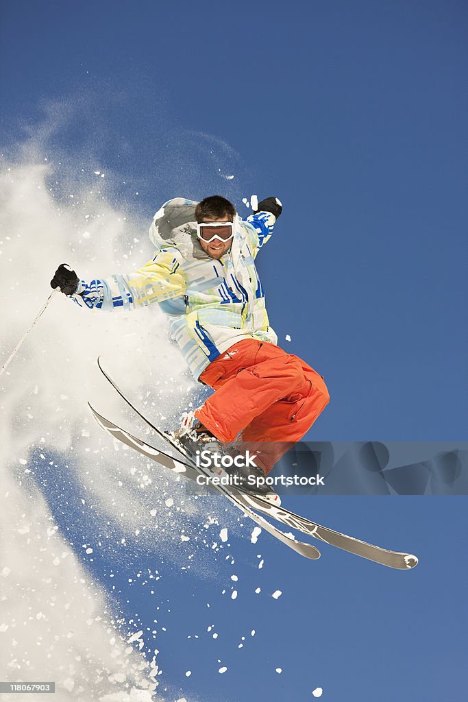 활강 스키어 하는 점프 - 로열티 프리 스키타기 스톡 사진