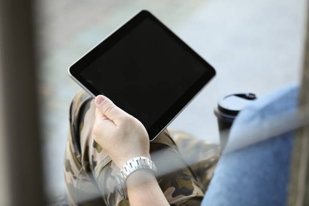 homme avec le gadget de haute technologie - digital tablet the media internet marketing photos et images de collection