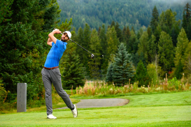 golfeur faisant le lecteur - golf golf swing men professional sport photos et images de collection