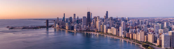 vue panoramique du paysage urbain de chicago - north avenue beach photos et images de collection