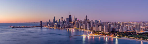 vue aérienne de chicago lake shore dr - panoramic shot - north avenue beach photos et images de collection