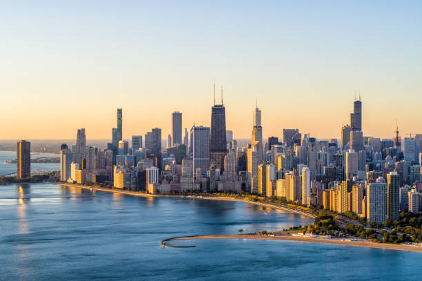 paysage aérien de chicago au lever de soleil - night cityscape reflection usa photos et images de collection