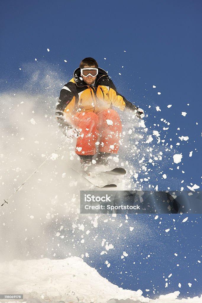 Neve sciatore a mezz'aria contro un cielo azzurro - Foto stock royalty-free di A mezz'aria