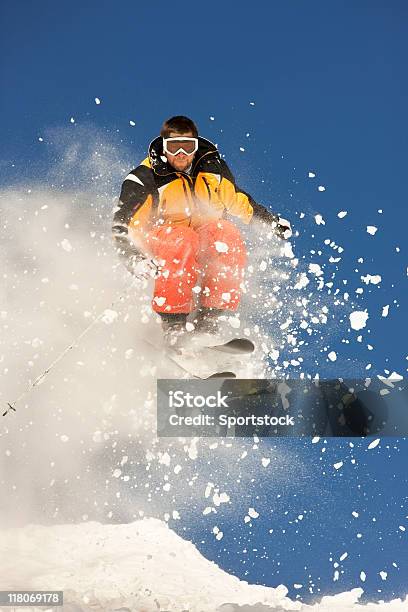 Neve Esquiador Em Meados Ar Contra Céu Azul - Fotografias de stock e mais imagens de 20-29 Anos - 20-29 Anos, Adulto, Ao Ar Livre