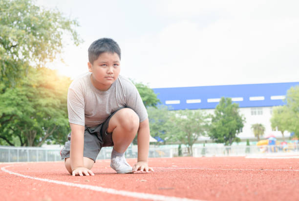 走る準備ができている開始位置の少年。 - starting line competition running jogging ストックフォトと画像