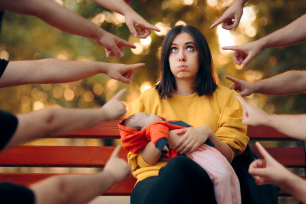 mami shaming concept retrato de una madre y su bebé - avergonzamiento fotografías e imágenes de stock