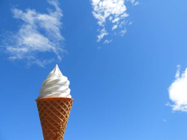 мягкое мороженое3 - melting ice cream cone chocolate frozen стоковые фото и изображения