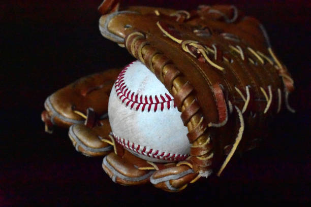 baseball in baseball glove - catching horizontal nobody baseballs imagens e fotografias de stock