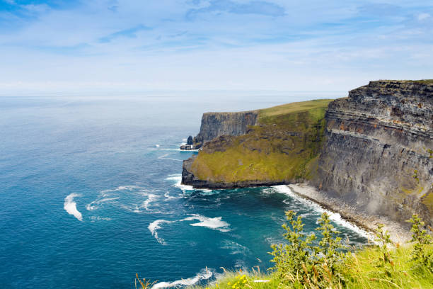 le spettacolari scogliere di moher sono scogliere marine situate sul bordo sud-occidentale della regione di burren nella contea di clare, in irlanda. modo selvaggio atlantico - county clare immagine foto e immagini stock