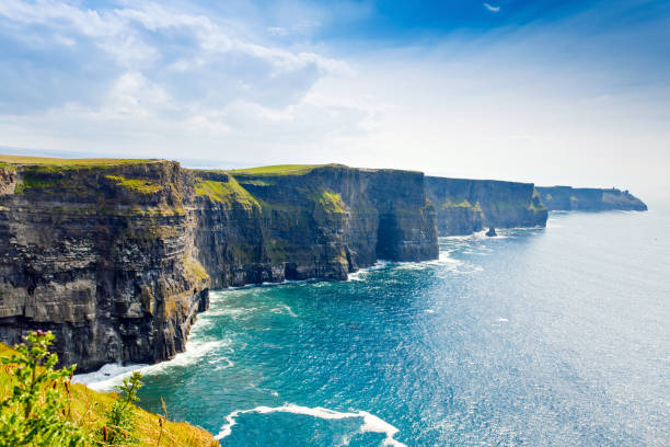 spectacular cliffs of moher are sea cliffs located at the southwestern edge of the burren region in county clare, ireland. wild atlantic way - cliffs of moher cliff republic of ireland sea imagens e fotografias de stock