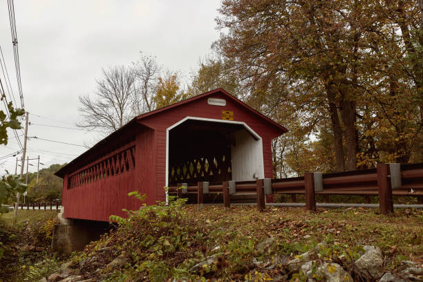 papermill village bridge in bennington, vermont - town rural scene road new england stock-fotos und bilder