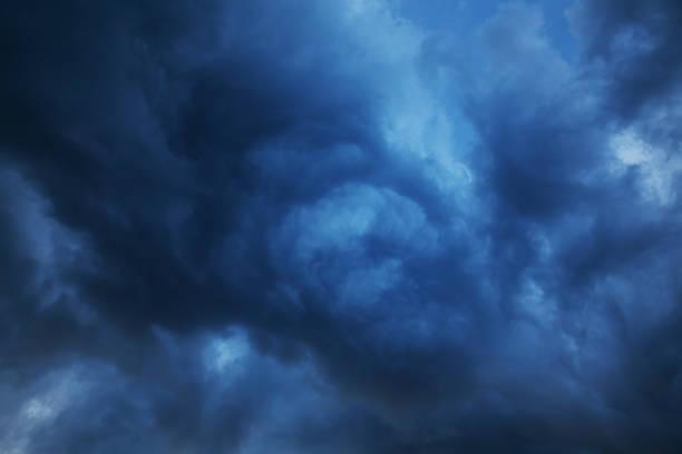 Fundo assustador do céu azul com nuvens ameaçador - foto de acervo