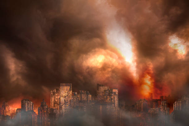 ville abandonnée et bâtiment rouillé brûlé dans un feu enflammé, concept de guerre - apocalypse photos et images de collection