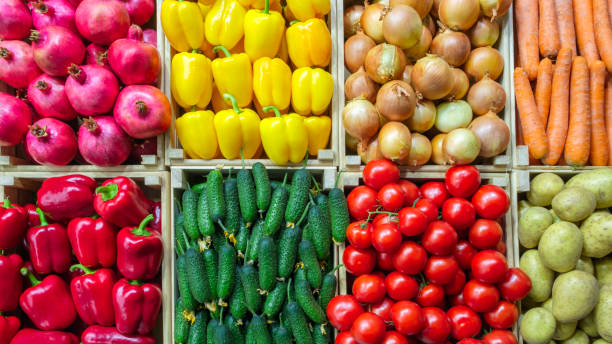 frutas e verdura em uma mostra em um supermercado - asparagus vegetable market basket - fotografias e filmes do acervo