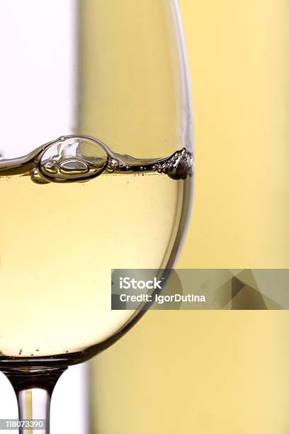 White Wine Stockfoto und mehr Bilder von Alkoholisches Getränk - Alkoholisches Getränk, Blase - Physikalischer Zustand, Extreme Nahaufnahme