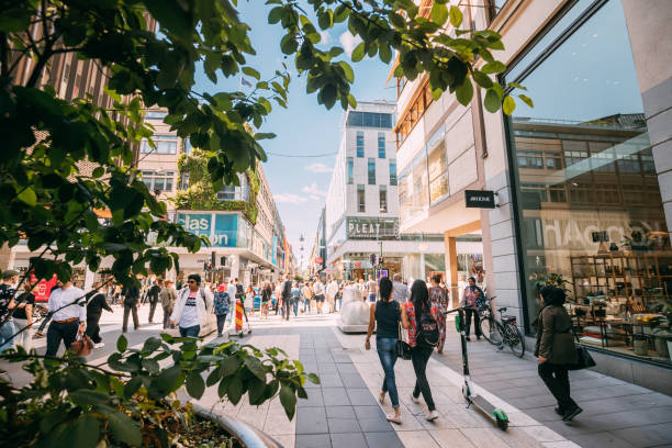 estocolmo, suecia. turistas personas caminando en la famosa calle drottninggata. drottninggatan (queen street) en estocolmo, suecia, es una de las principales calles peatonales con muchas tiendas. - stockholm market europe sweden fotografías e imágenes de stock