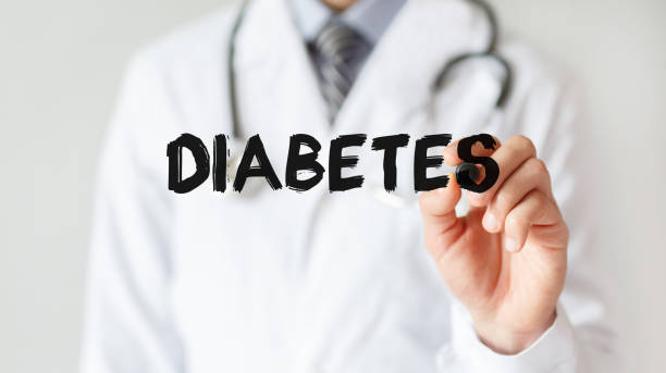 doctor escribiendo palabra diabetes con marcador, concepto médico - diabetes fotografías e imágenes de stock