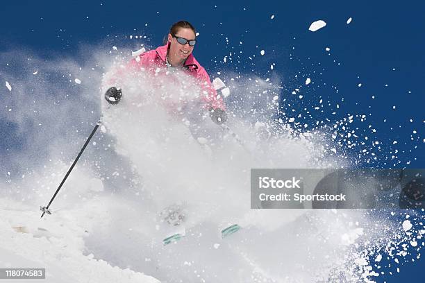 Downhill Esquiador Atirando Neve Contra O Céu Azul - Fotografias de stock e mais imagens de 20-29 Anos - 20-29 Anos, Adulto, Ao Ar Livre