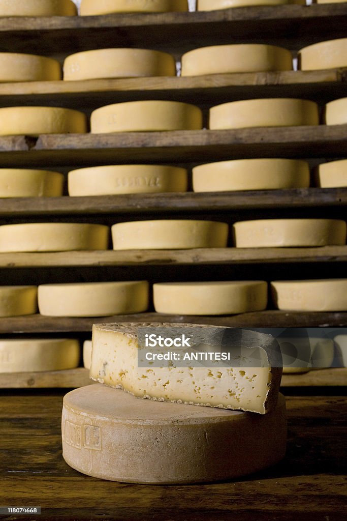 イタリア産チーズを精製 - イタリア ピエモンテ州のロイヤリティフリーストックフォト