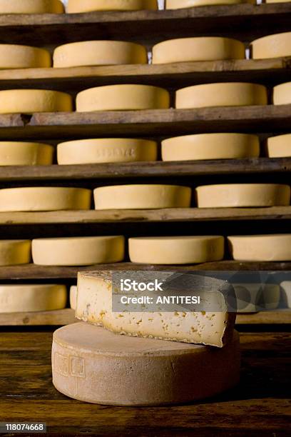 イタリア産チーズを精製 - イタリア ピエモンテ州のストックフォトや画像を多数ご用意 - イタリア ピエモンテ州, カラー画像, チーズ