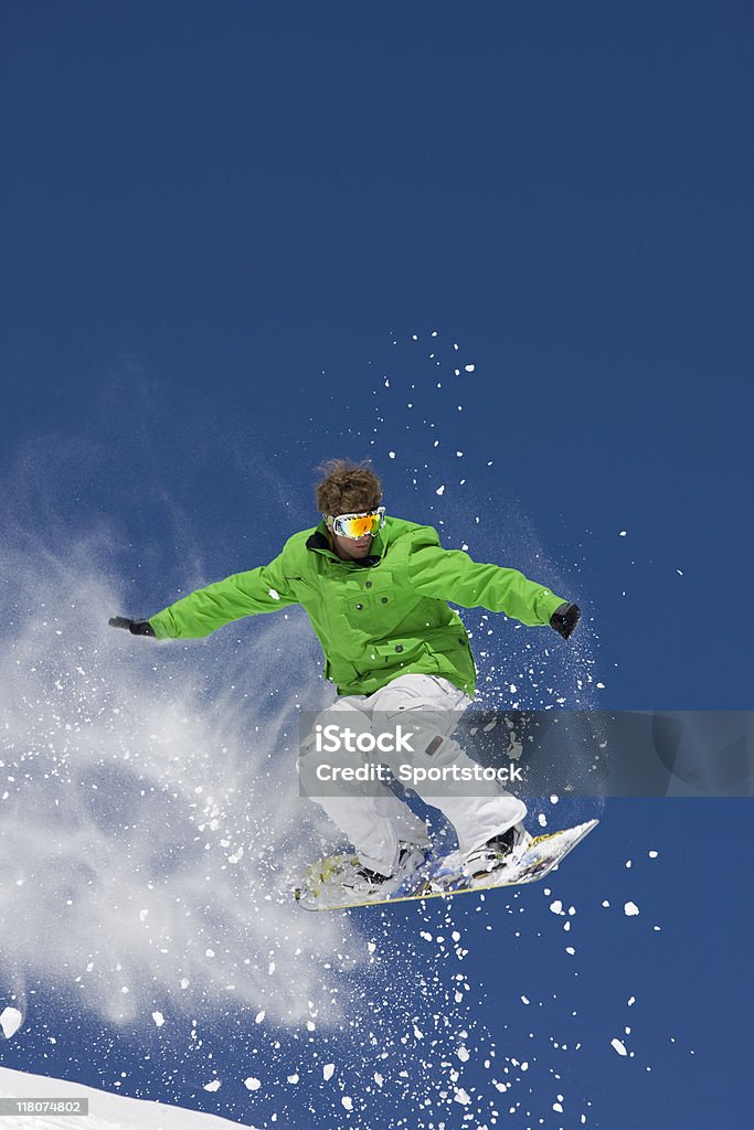 Snowboarder pulando no ar em céu azul - Foto de stock de Pular royalty-free