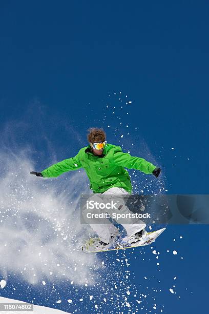 Foto de Snowboarder Pulando No Ar Em Céu Azul e mais fotos de stock de Pular - Pular, Snowboarding, Neve