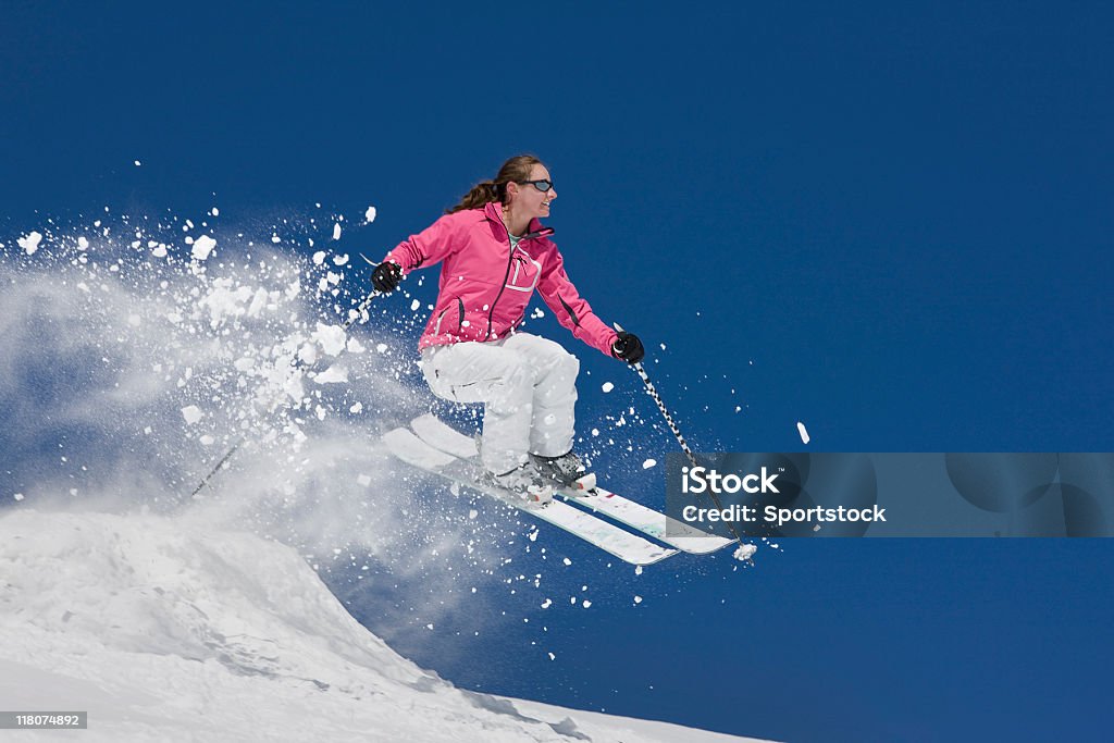 Femme ski pêchés dans l'Air, sautez, - Photo de Paire de skis libre de droits