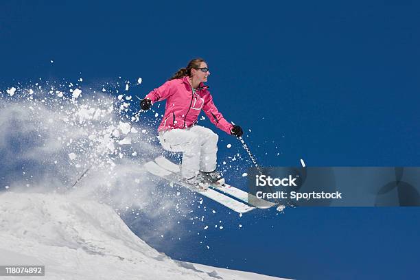 Photo libre de droit de Femme Ski Pêchés Dans Lair Sautez banque d'images et plus d'images libres de droit de Paire de skis - Paire de skis, Vue en contre-plongée, 25-29 ans