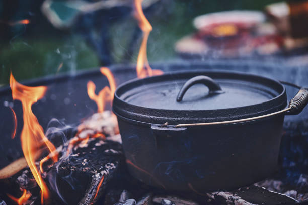 로그파이어 위에 네덜란드 오븐에서 칠리 콘 카른 요리 - log fire 뉴스 사진 이미지