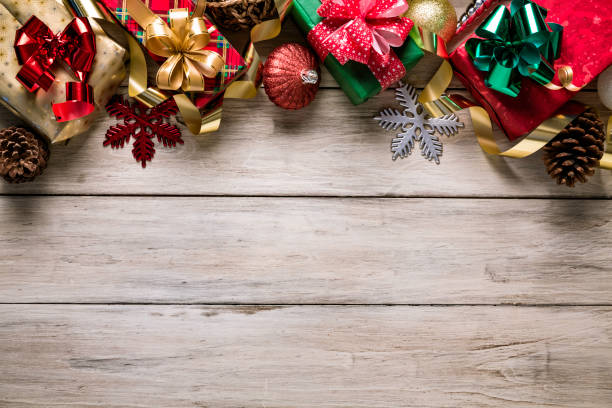 świąteczne lampki i dekoracje z prezentami tworzącymi ramkę z kopią miejsca. motywy bożonarodzeniowe. - themes zdjęcia i obrazy z banku zdjęć