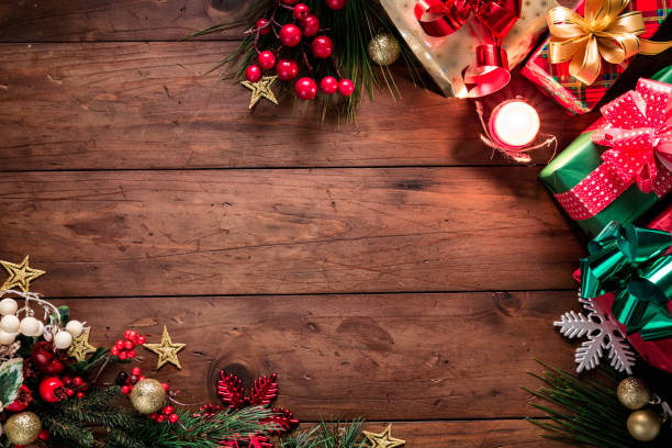 weihnachtsbeleuchtung und dekoration mit geschenken machen einen rahmen mit kopierraum. weihnachtsthemen. - geschenk fotos stock-fotos und bilder
