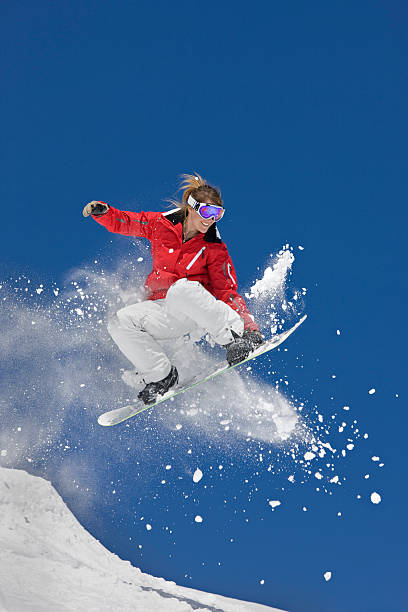 saut extrême snowboard - skiing snowboarding snowboard snow photos et images de collection