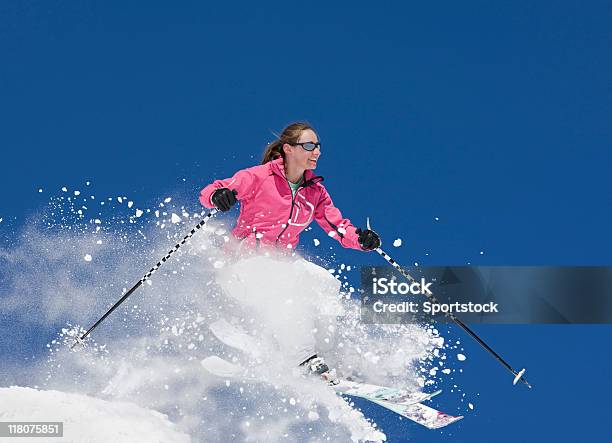 Foto de Esquiador Saltar Contra O Céu Azul e mais fotos de stock de 25-30 Anos - 25-30 Anos, Adulto, Atividade Recreativa