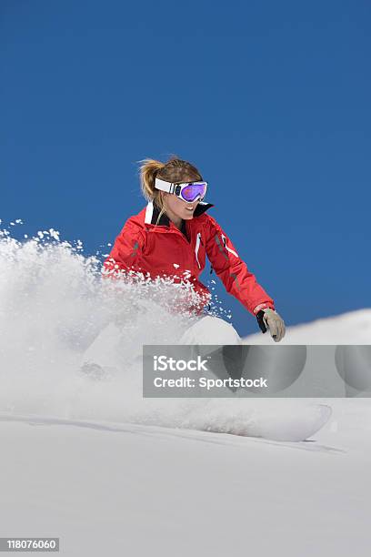 Kobieta Dół Snowboarding - zdjęcia stockowe i więcej obrazów 25-29 lat - 25-29 lat, Agresja, Brązowe włosy