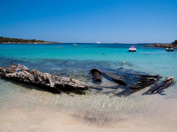 spiaggia del relitto, insel caprera, sardinien, italien - insel caprera stock-fotos und bilder