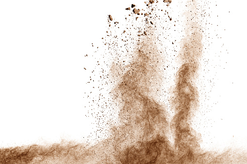 Nube de explosión de polvo marrón. Las partículas marrones salpican sobre fondo blanco. photo