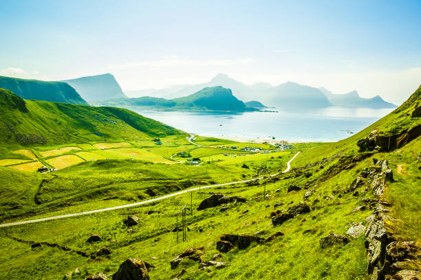 vista panorámica de la playa de haukland, islas lofoten, noruega - lofoten and vesteral islands beach nature norway fotografías e imágenes de stock