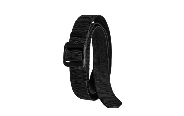 cintura di fissaggio in nylon nero, cinturino isolato su sfondo bianco. - belt strap guitar isolated foto e immagini stock