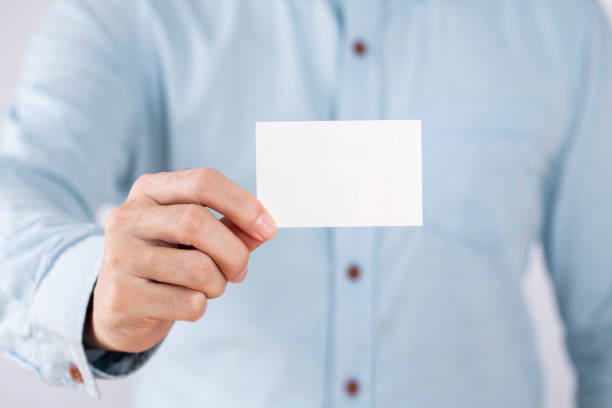 白い背景に空白の名刺を表示するビジネスマン - paper greeting card blank document ストックフォトと画像