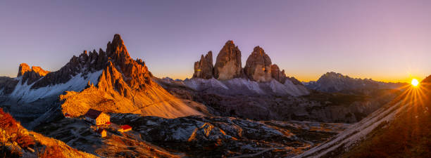 夕暮えの3つのラバレード山脈 - tre cime di lavaredo ストックフォトと画像