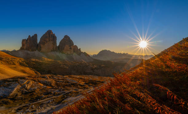 tre cime di lavaredo at sunset - tirol season rock mountain peak foto e immagini stock