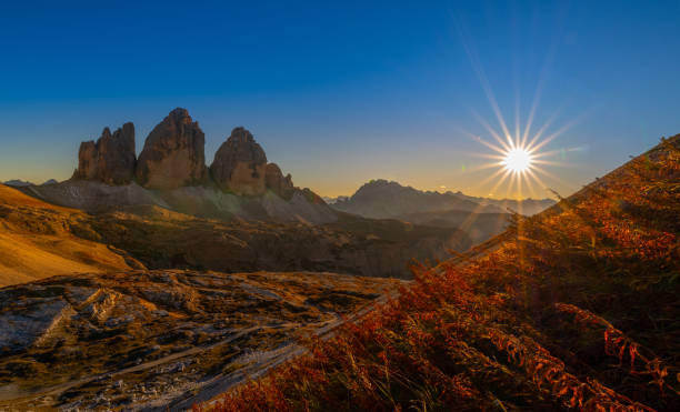 três picos de lavaredo no por do sol - tirol season rock mountain peak - fotografias e filmes do acervo