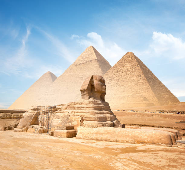 grand sphinx et pyramides - pyramid pyramid shape egypt cairo photos et images de collection