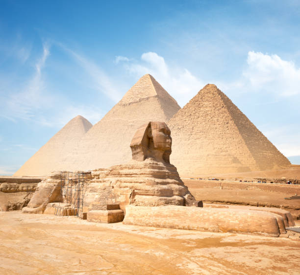 grande sfinge e piramidi - mythical pharaoh foto e immagini stock