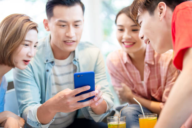 istock friends watch smart phone 1180790929