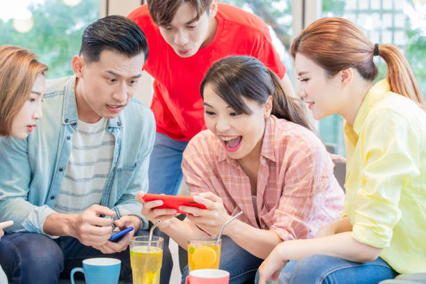 istock friends play games on phone 1180790937